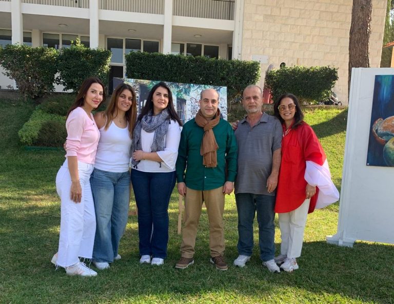 جامعة رفيق الحريري بالدامور تستضيف الفنان غاندي بوذياب رئيس جمعية كهف الفنون في عيد استقلال لبنان