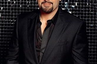 صورة النجم احمد السقا في زيارة مفاجئة لأسرة مسلسل مناعة دعماً للنجمة هند صبري