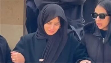 صورة الفنانة المصرية زينة تستقبل واجب العزاء في شقيقها بحضور كبير للنجوم والأصدقاء والاعلام