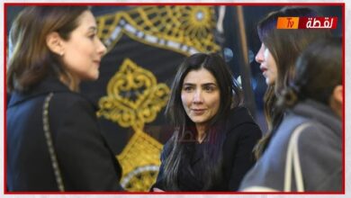 صورة النجمة المصرية مي عمر تتلقي واجب العزاء في والدها بحضور عدد كبير من النجوم