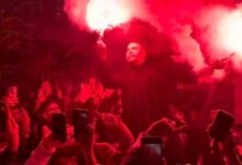 صورة النجم محمد إمام يحتفل بفركش الكينج مع فريق العمل وجمهور كبير