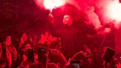 صورة النجم محمد إمام يحتفل بفركش الكينج مع فريق العمل وجمهور كبير