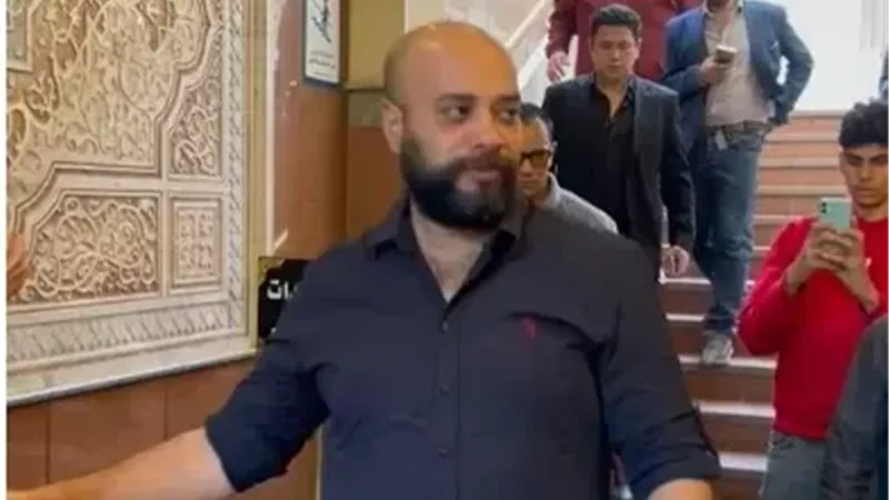 الفنان المصري حاتم صلاح يتلقي واجب العزاء في وفاة والده بحضور كبير للنجوم