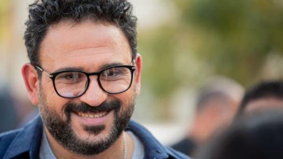 النجم المصري أكرم حسني يواصل حضوره الفني بقوة ويستعد لمفاجأة