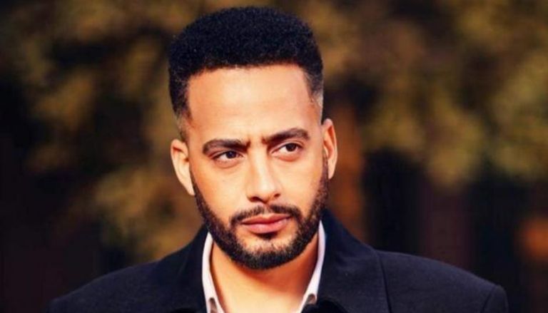 النجم المصري عصام السقا بعد صحاب الأرض يواصل نشاطه بقوة ونشاط