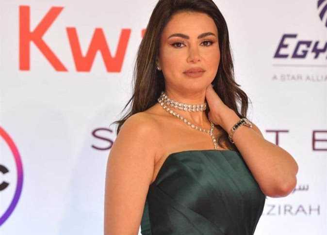 النجمة المصرية دينا فؤاد تجمع بين العمل الخيري ونشاطها الفني بنجاح