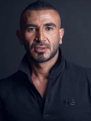 أحمد سعد يعتذر لجمهوره ويطوي صفحه الجدل ويقص شعره وذقنه علي الهواء
