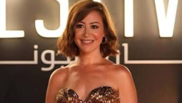 النجمة المصرية منة شلبي تحتفل بعيد ميلادها 44 وتتلقي وتنشر رسائل حب من النجمات الكبار