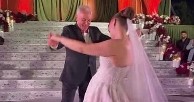 الفنان المصري الكبير محمود حميدة يحتفل بزفاف ابنته بالرقص والغناء
