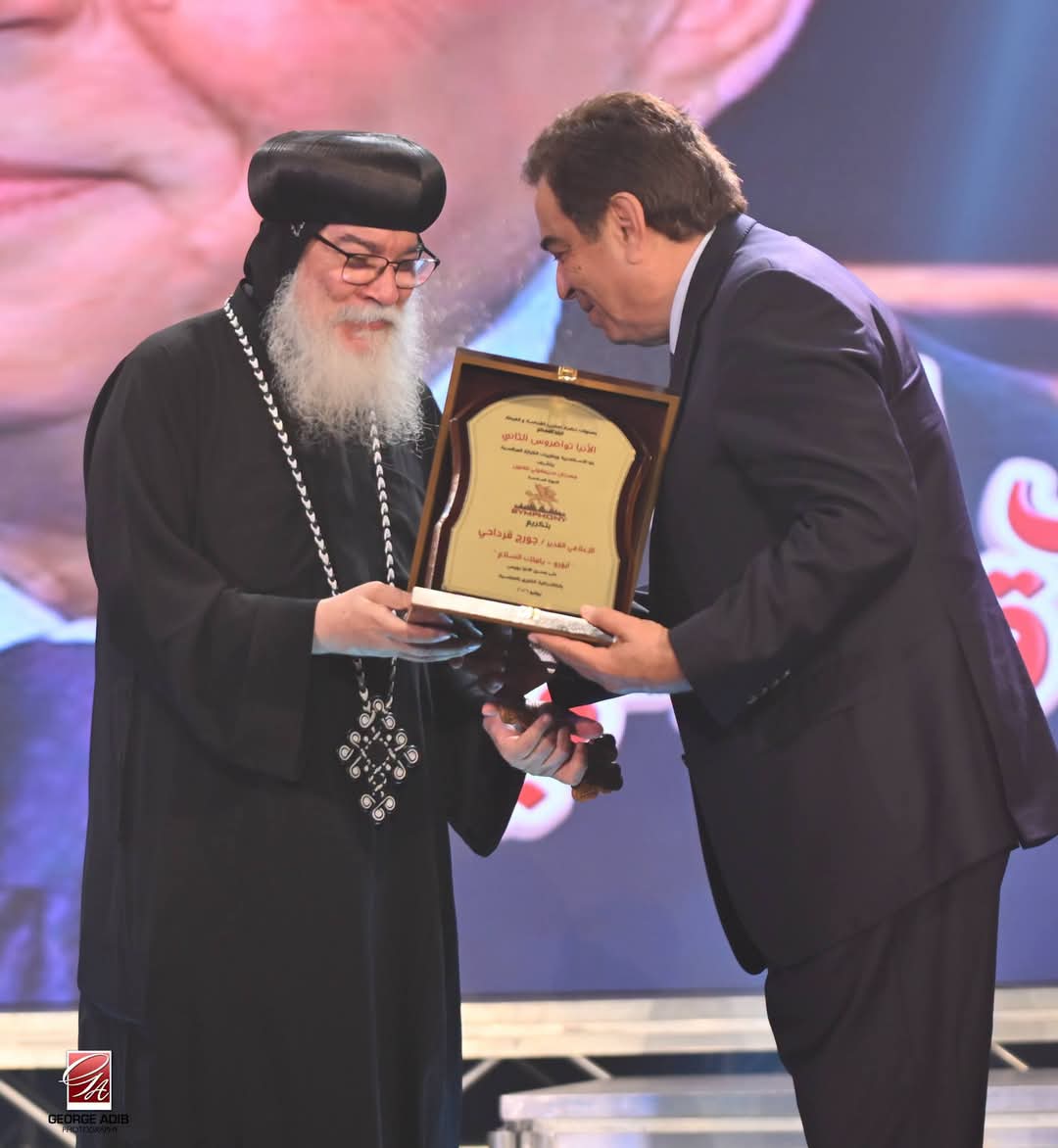 جورج قرداحي يكرم بالقاهرة بمهرجان سمفوني السادس بصفته أحد رسل السلام