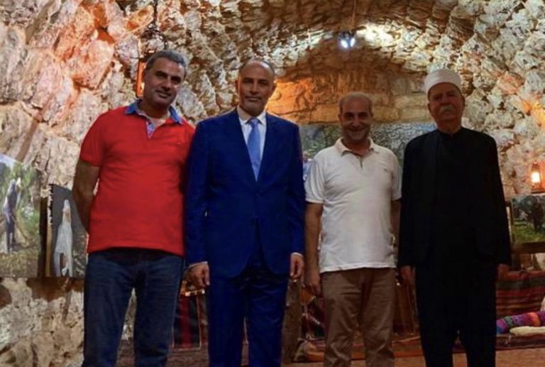 التقى رئيس جمعية كهف الفنون الفنان غاندي بو ذياب في متحف كهف الفنون – الجاهلية وفداً ديبلوماسباً وروحياً