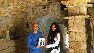 صورة الشاعرة لودي شمس الدين في ضيافة غاندي بوذياب رئيس جمعية كهف الفنون