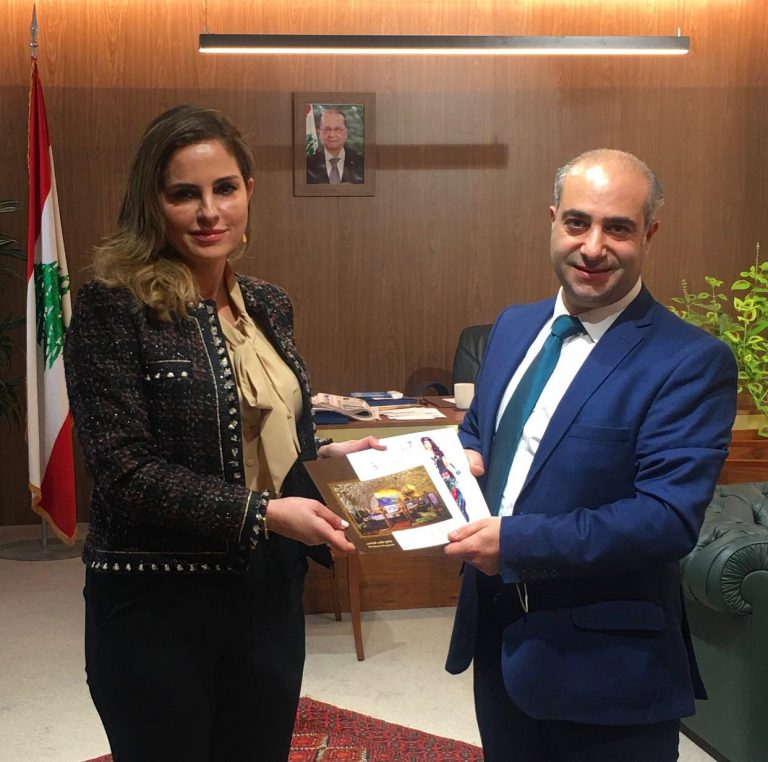 وزيرة الاعلام تستقبل بمكتبها الفنان غاندي بوذياب رئيس جمعية كهف الفنون