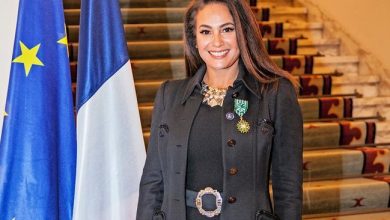 صورة وسام الفنون والاداب الفرنسي بدرجة ضابط للنجمة هند صبري