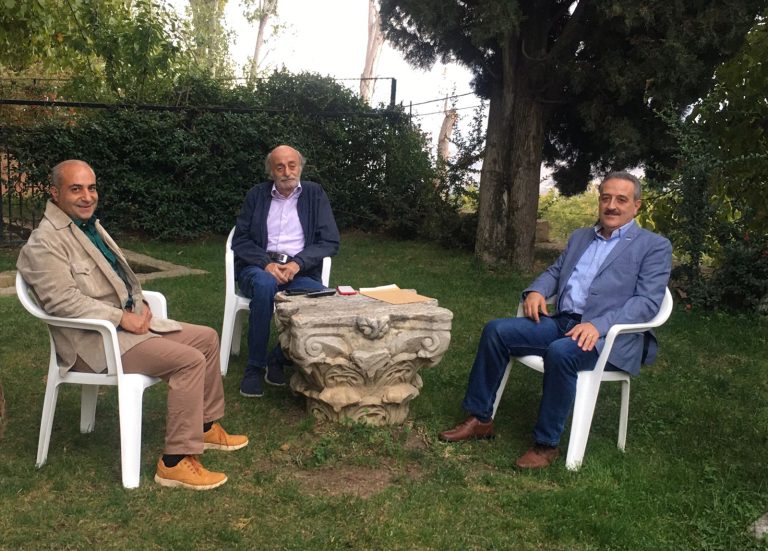 إستقبل الرئيس الحزب التقدمي الاشتراكي  وليد بك جنبلاط في قصر المختارة رئيس جمعية كهف الفنون  الفنان غاندي بو ذياب