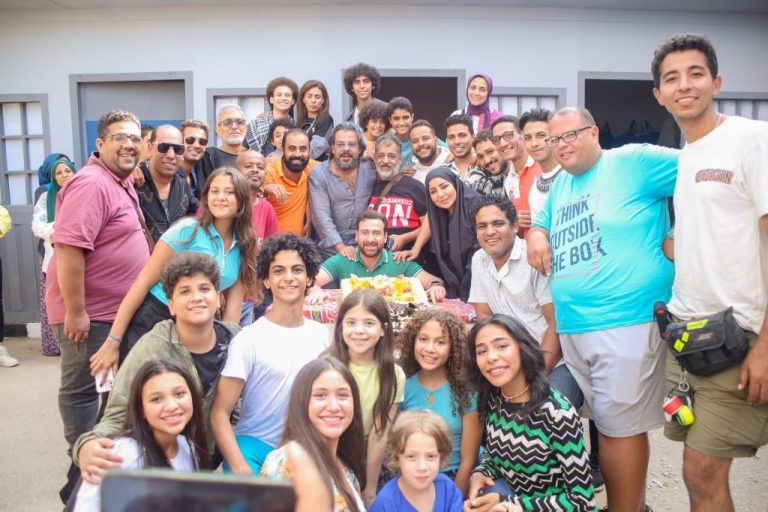 صناع مسلسل «أرواح خفية» يحتفلون بانتهاء التصوير