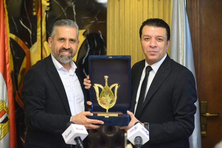 مصطفى كامل يكرم نقيب الموسيقيين اللبنانيين في القاهرة .. وهذا ما تم الإتفاق عليه