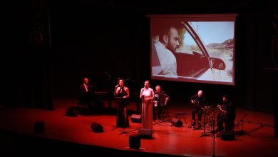 صورة “صرنا بعاد” لفرقة “رند”: عمل بصري حميمي يُجسّد الغربة والوطن والطفولة الضائعة