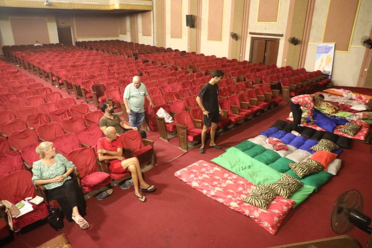 سينما الكوليزيه التاريخية تفتح أبوابها للنازحين